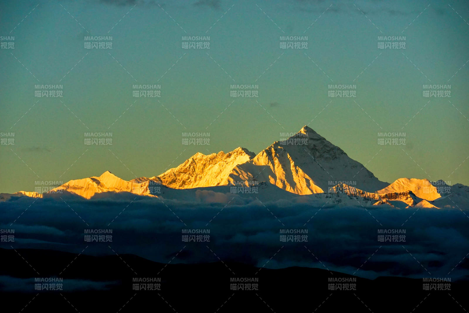 雪山日出美景 加烏拉