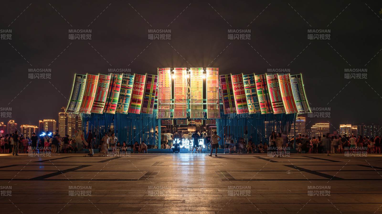 夜幕下的彩色建筑