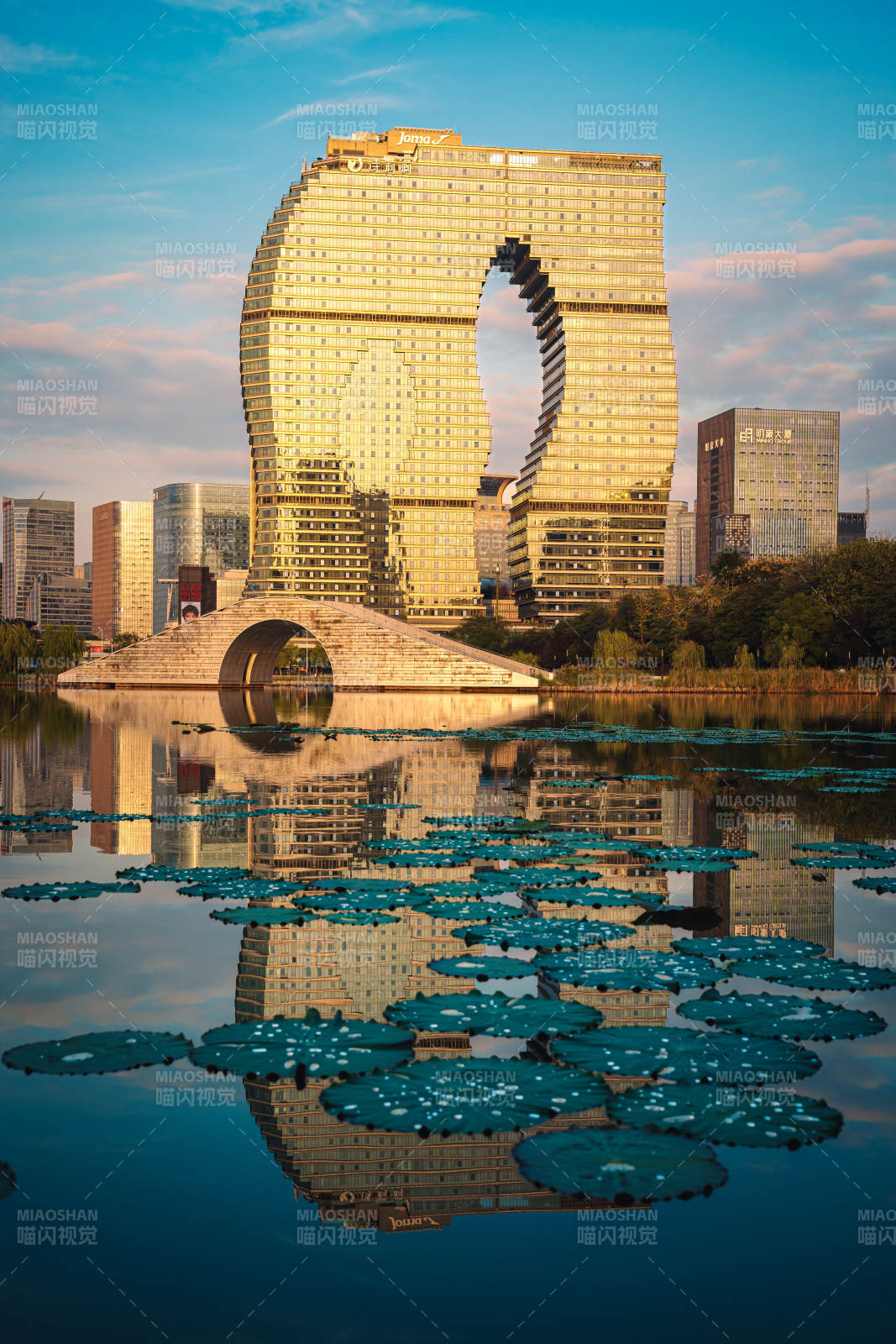 杭州印地標建筑倒影湖中