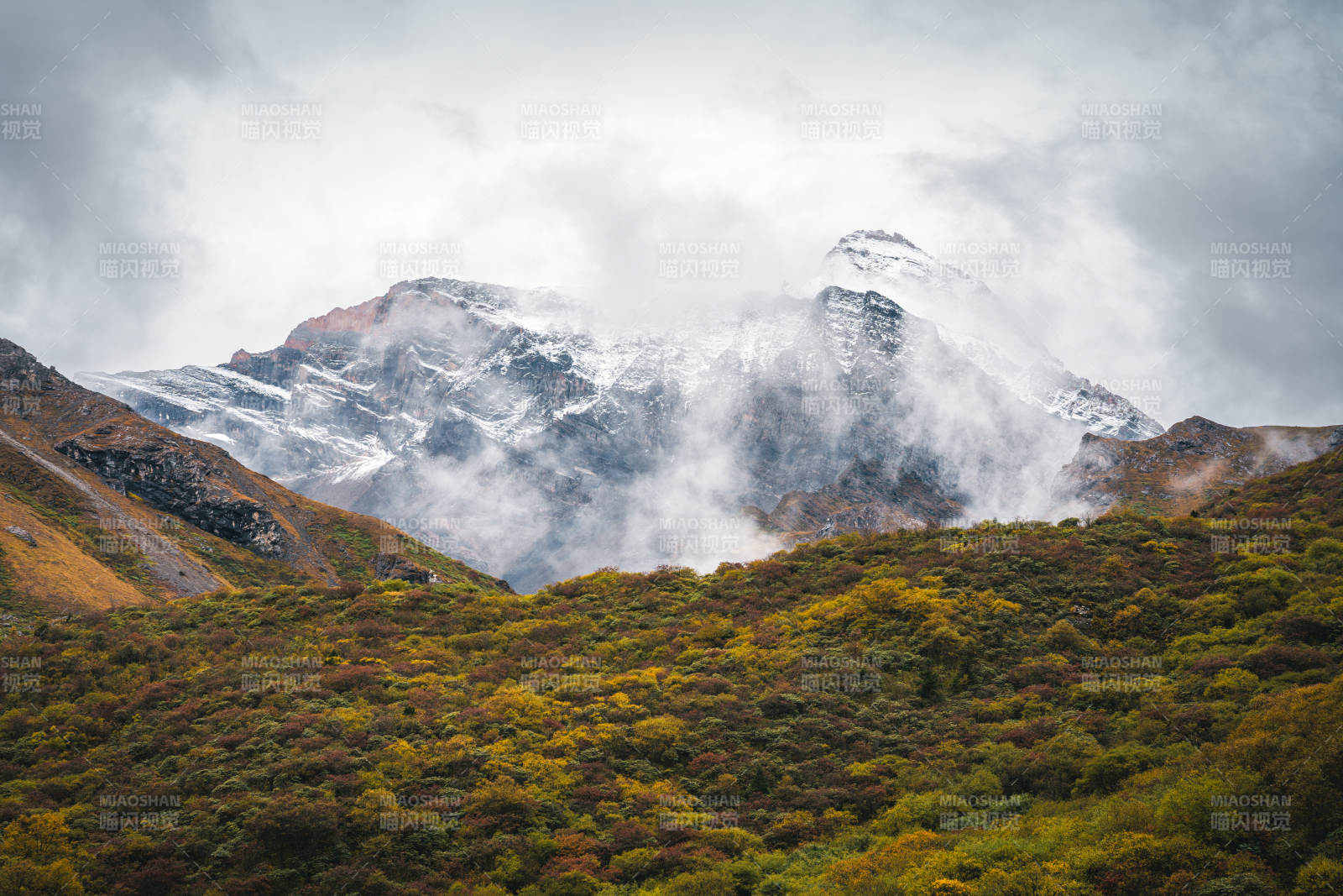 雪山云霧繚繞 四川九寨溝