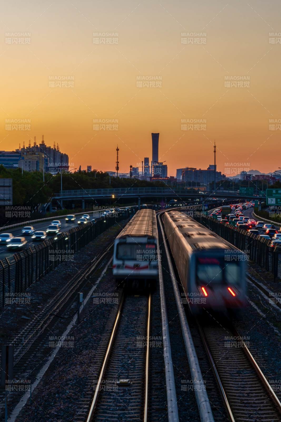 北京黃昏雙軌列車行