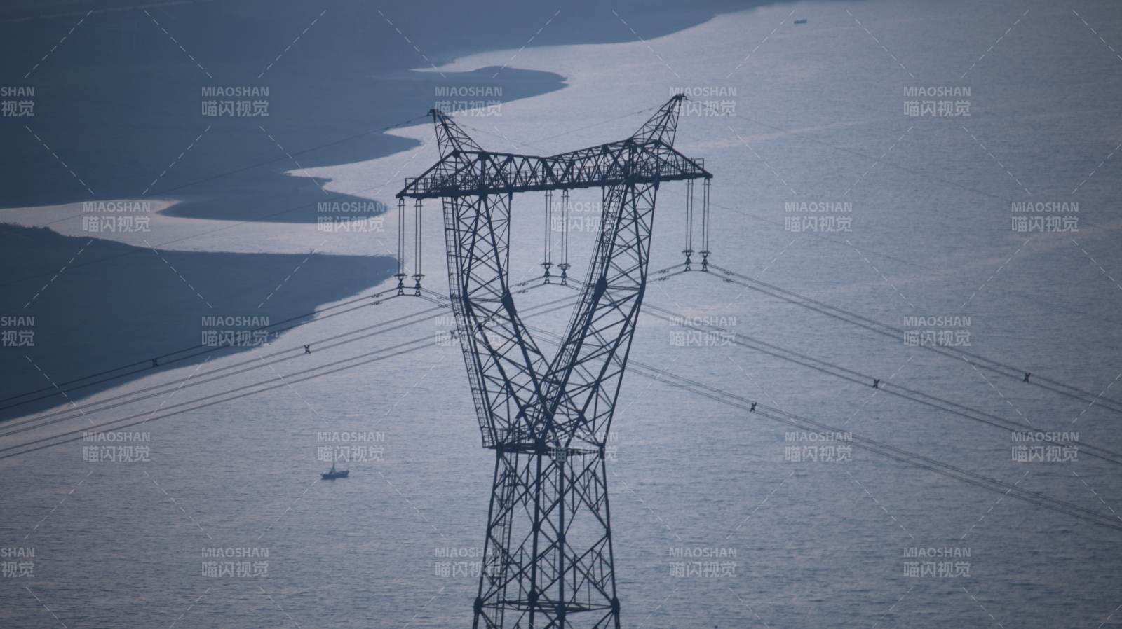 高壓電塔跨海而立