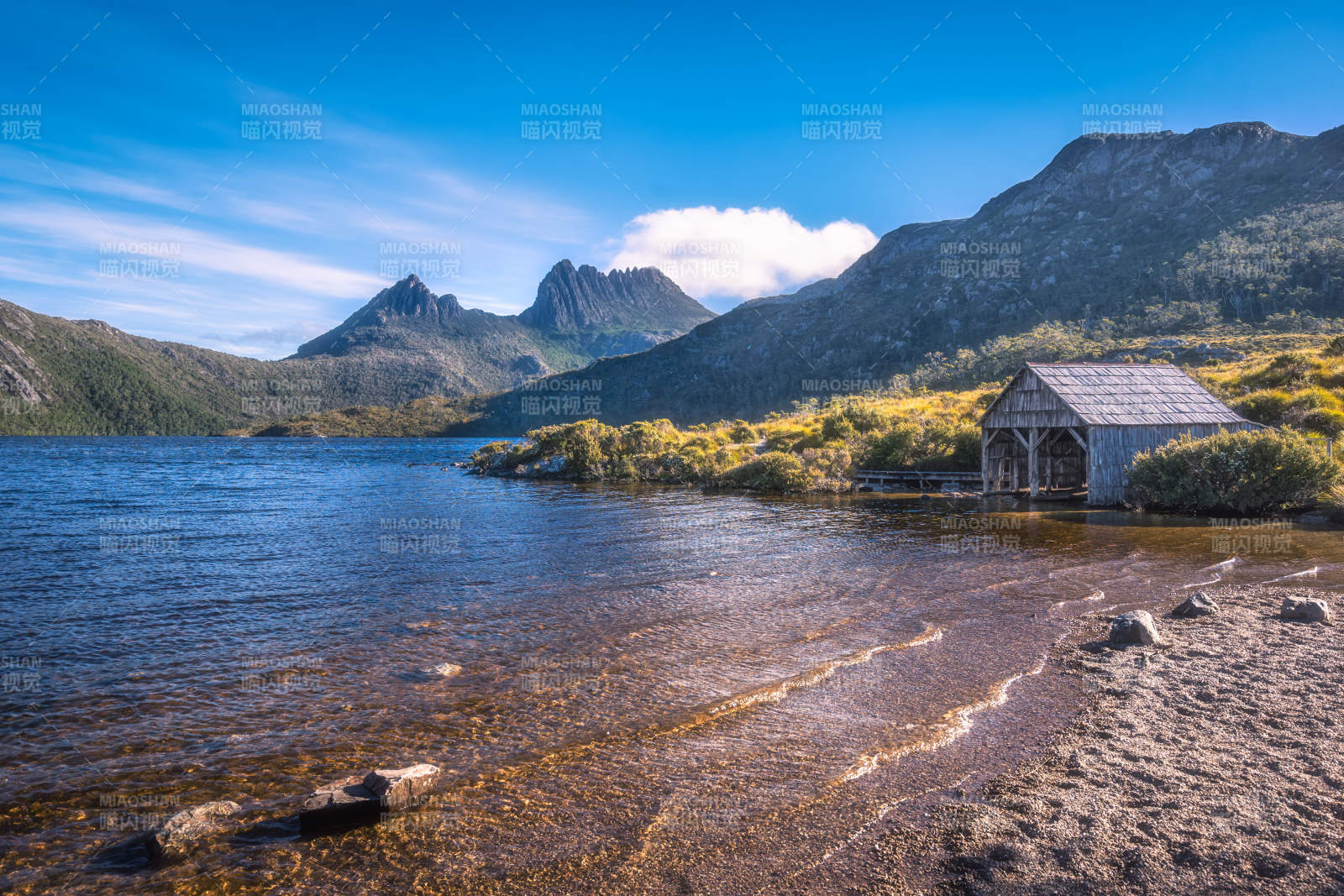 湖畔小屋山景