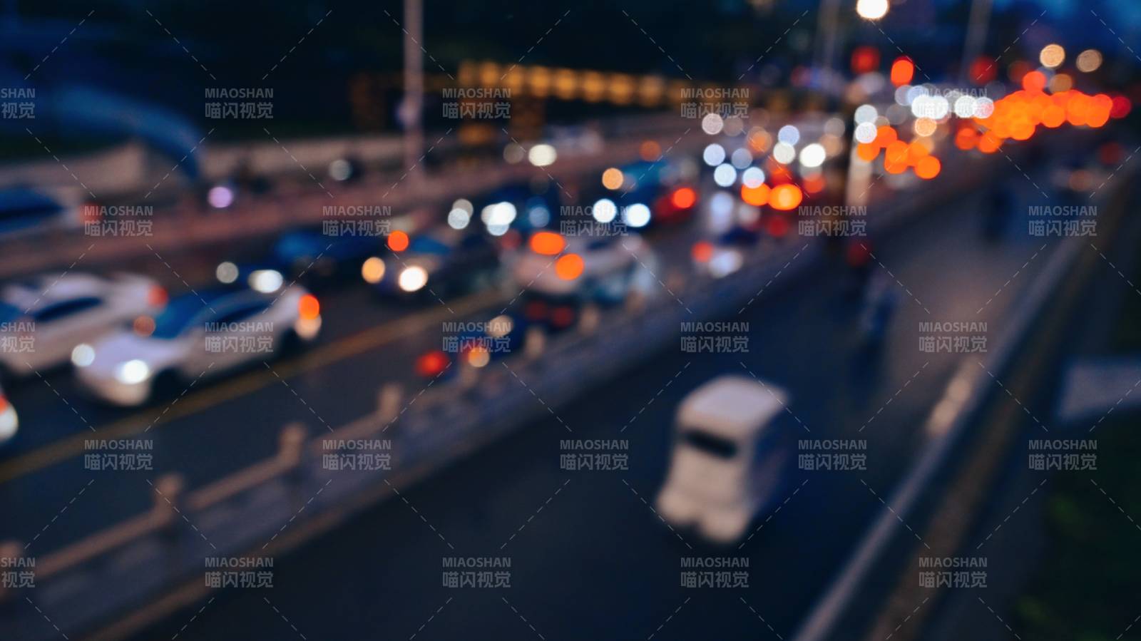 夜晚車流美麗光斑組成的城市風光