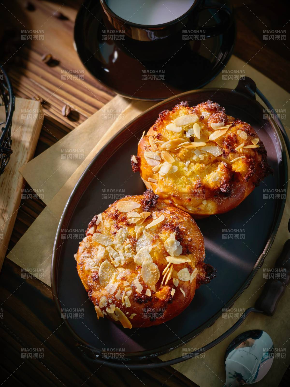 剛出爐的椰香奶酥杏仁包