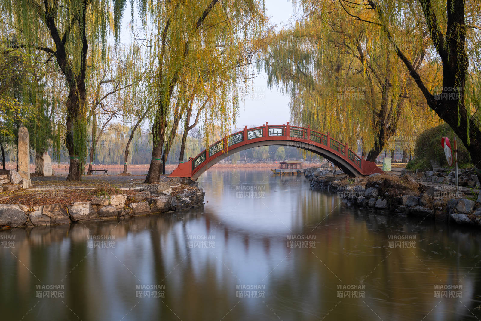 圓明園秋湖紅橋映柳影