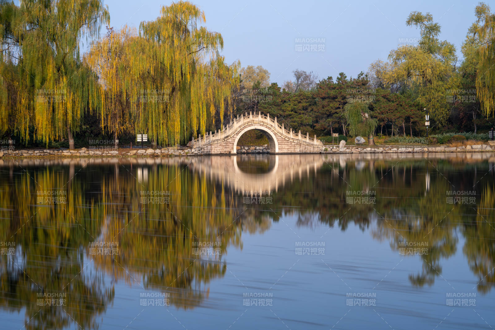 圓明園湖畔拱橋秋景