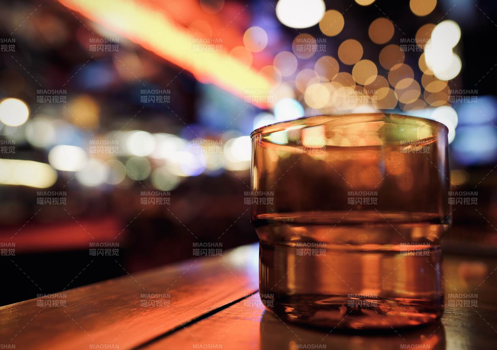 酒吧夜景中的酒杯