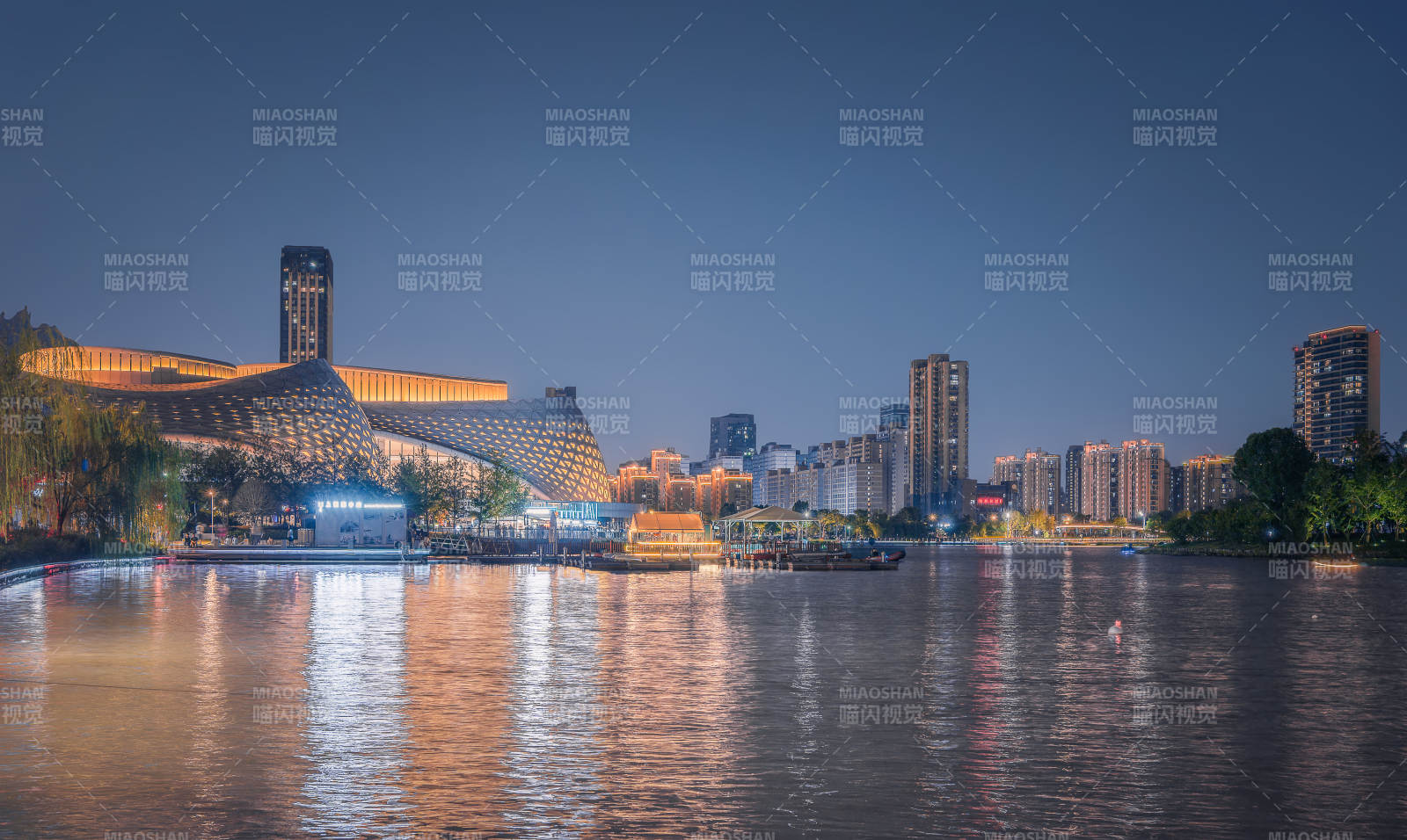 金沙湖夜幕下的城市湖景