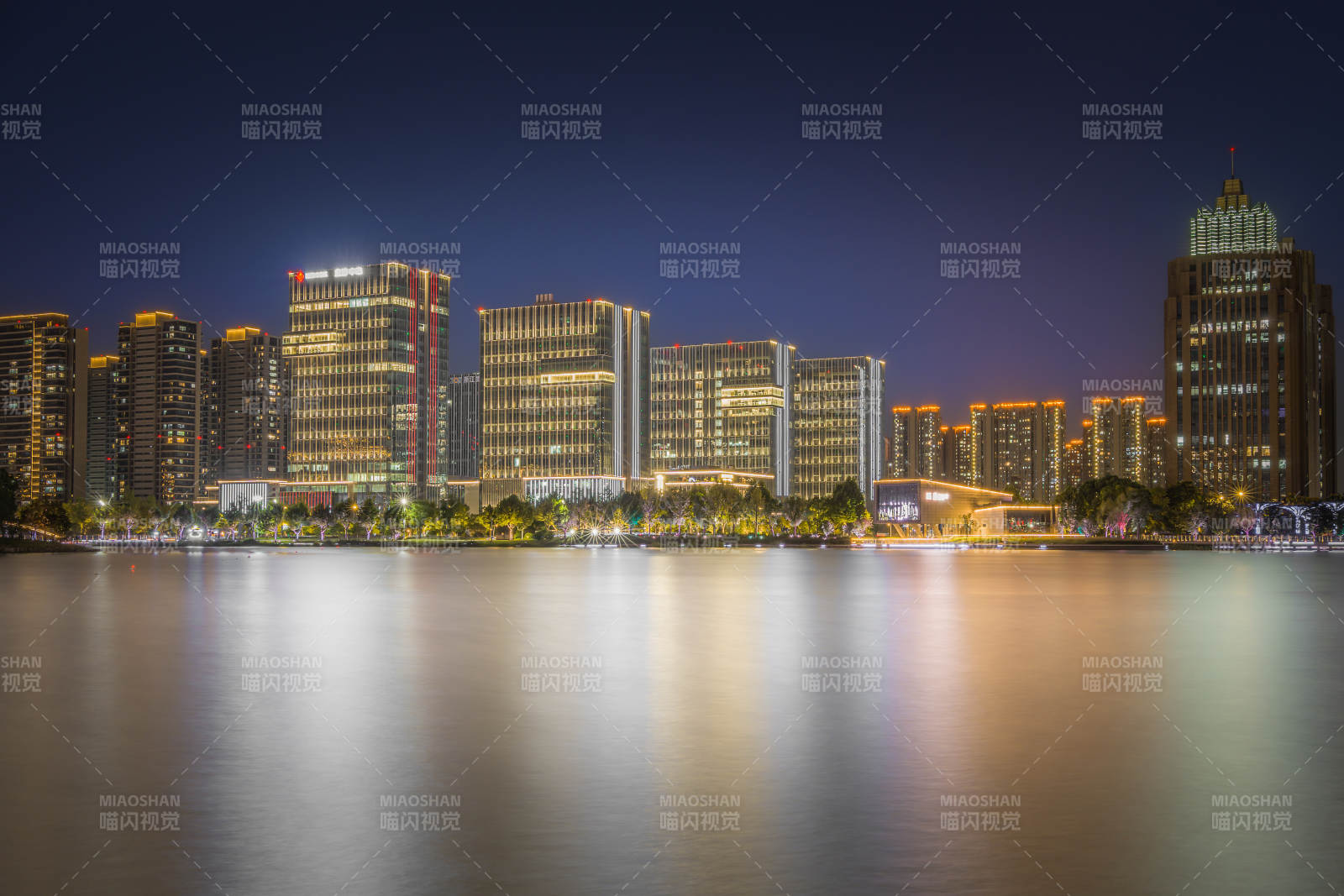 金沙湖夜幕下的城市倒影