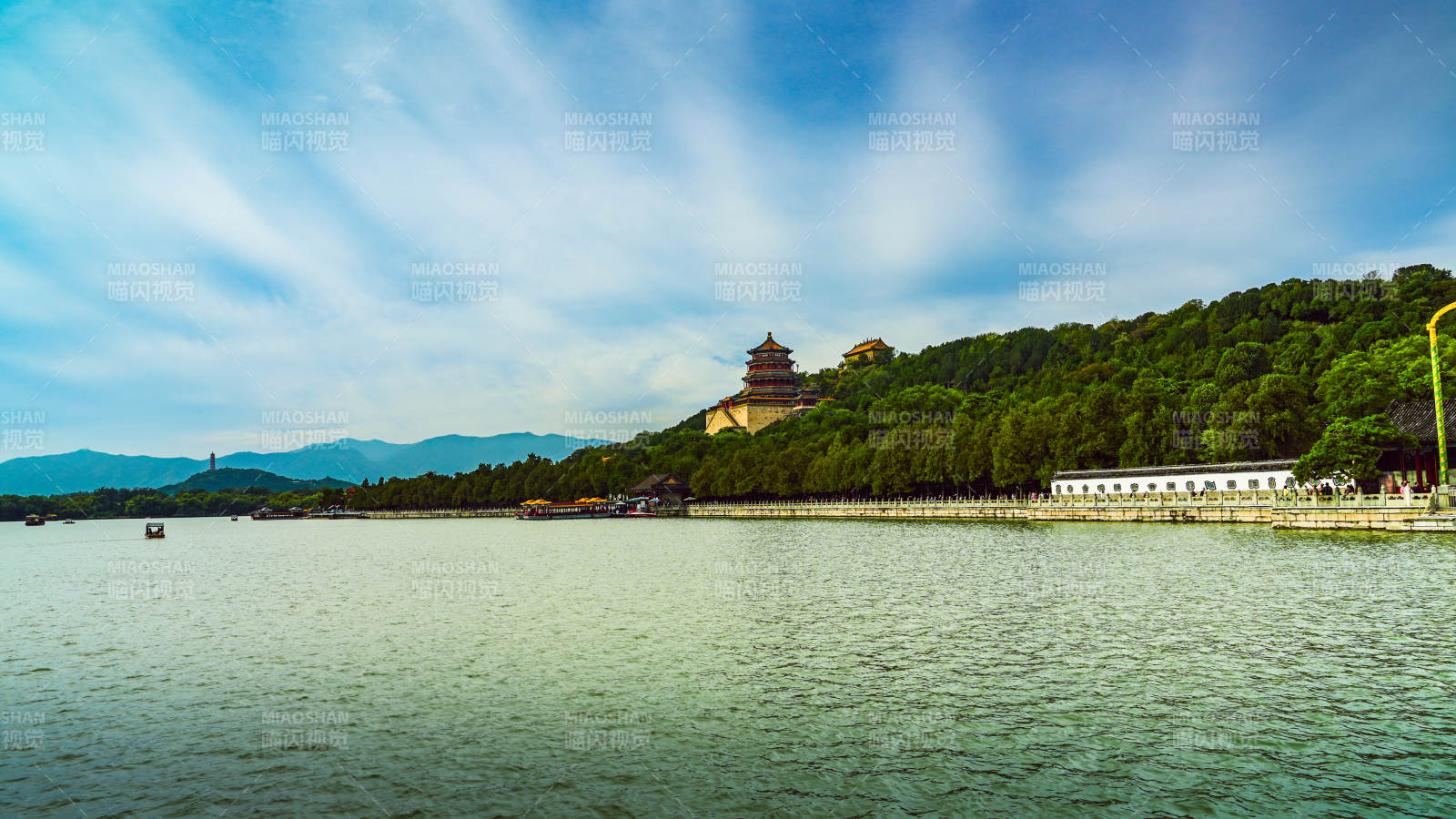 頤和園湖光山色映古塔