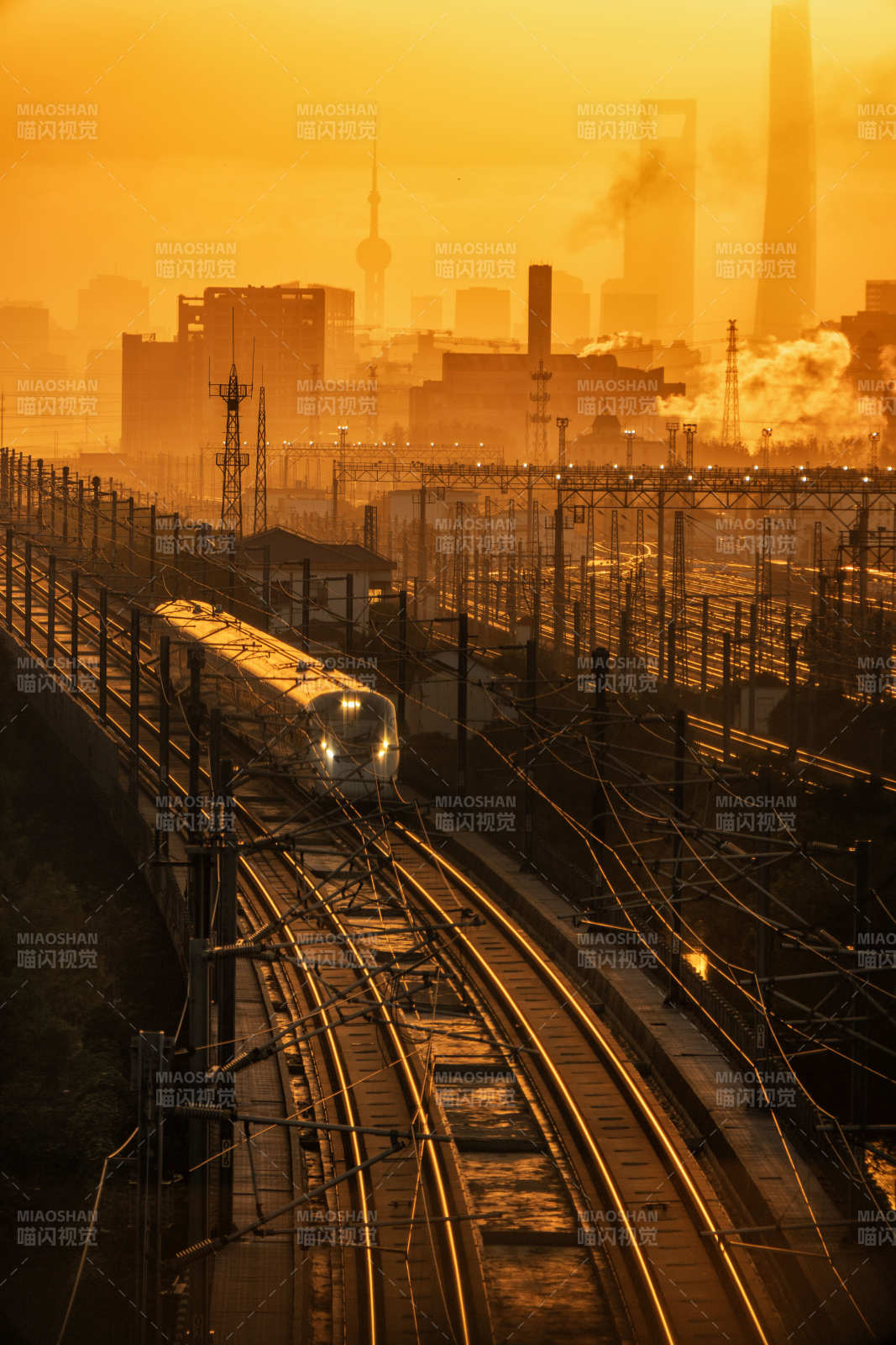晨曦中的上海城市列車