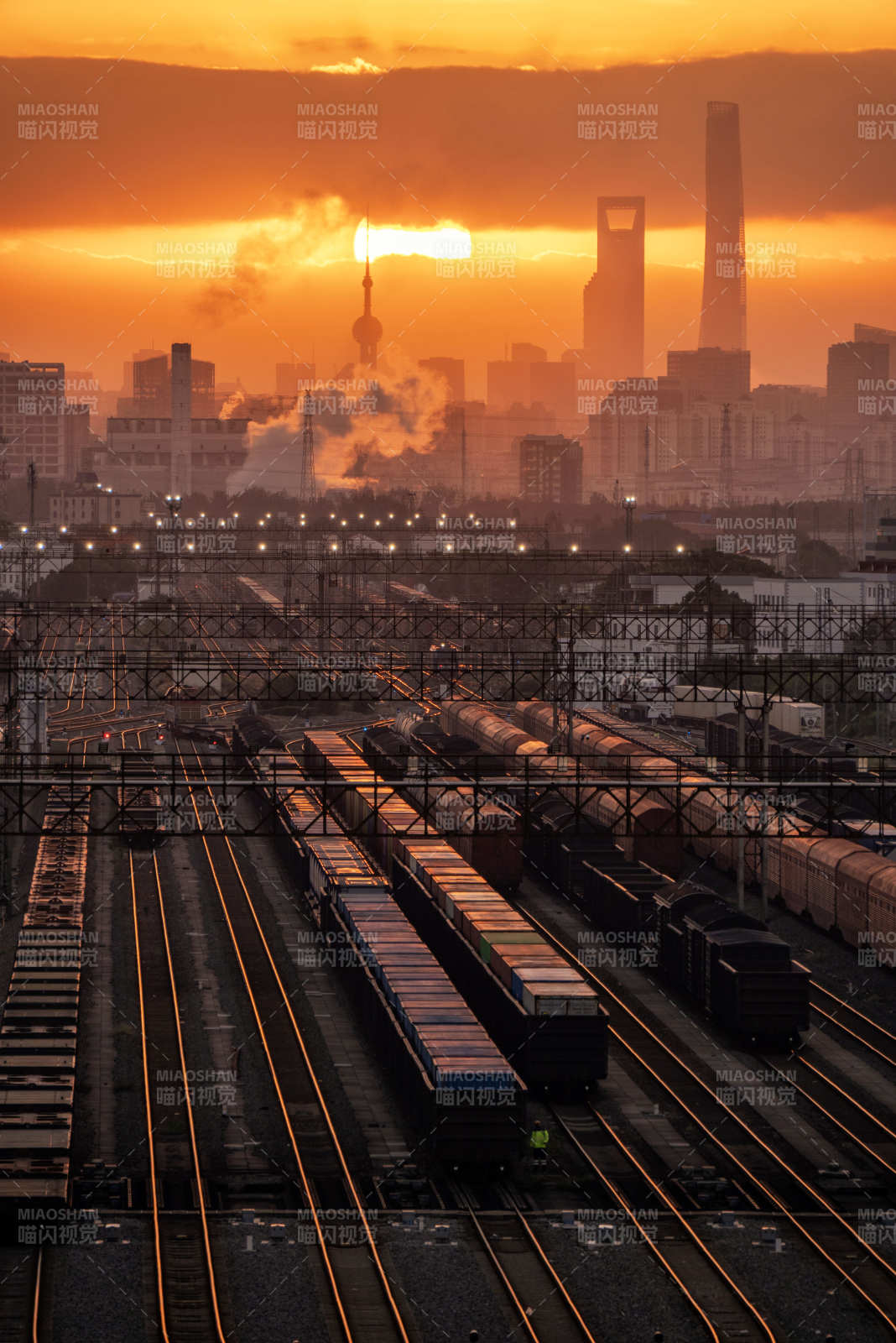 夕陽下的上海城市鐵路
