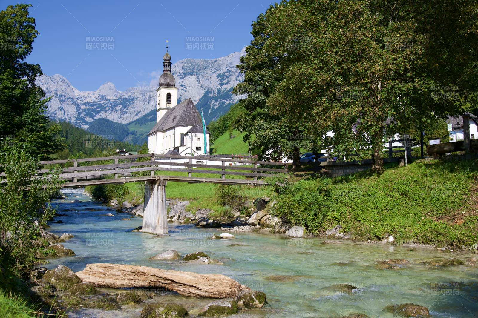 山間溪流藍天與教堂