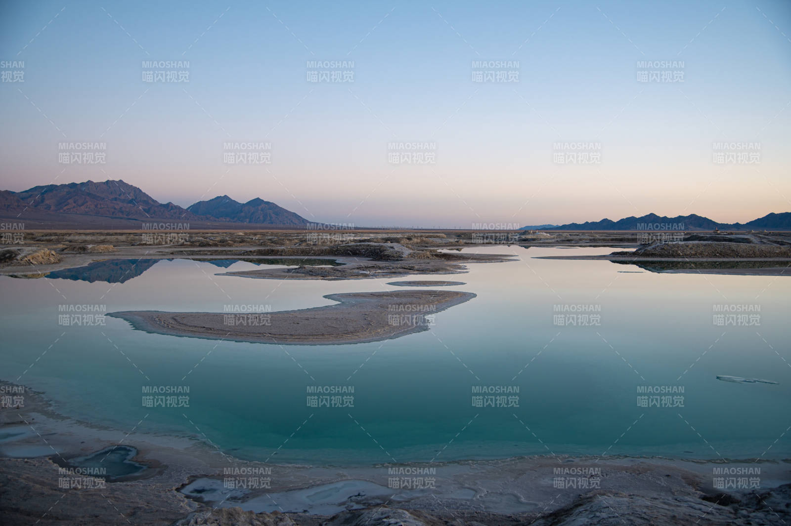 湖光山色鹽湖靜謐美