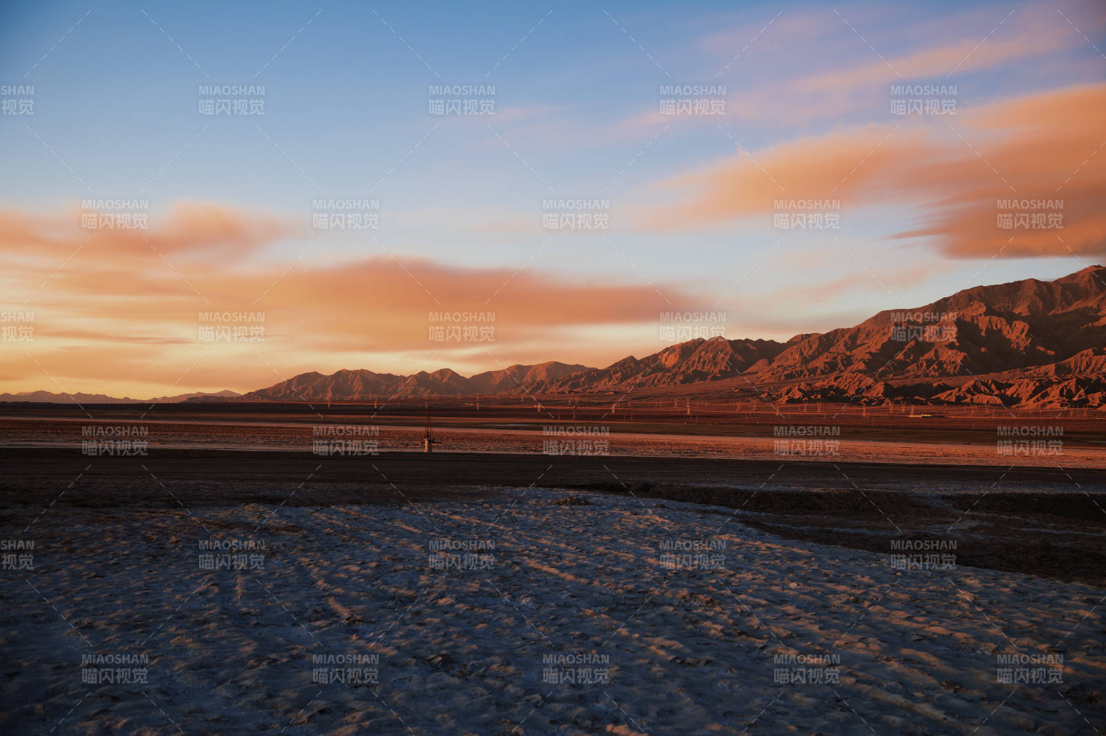 沙漠日落山影盐田