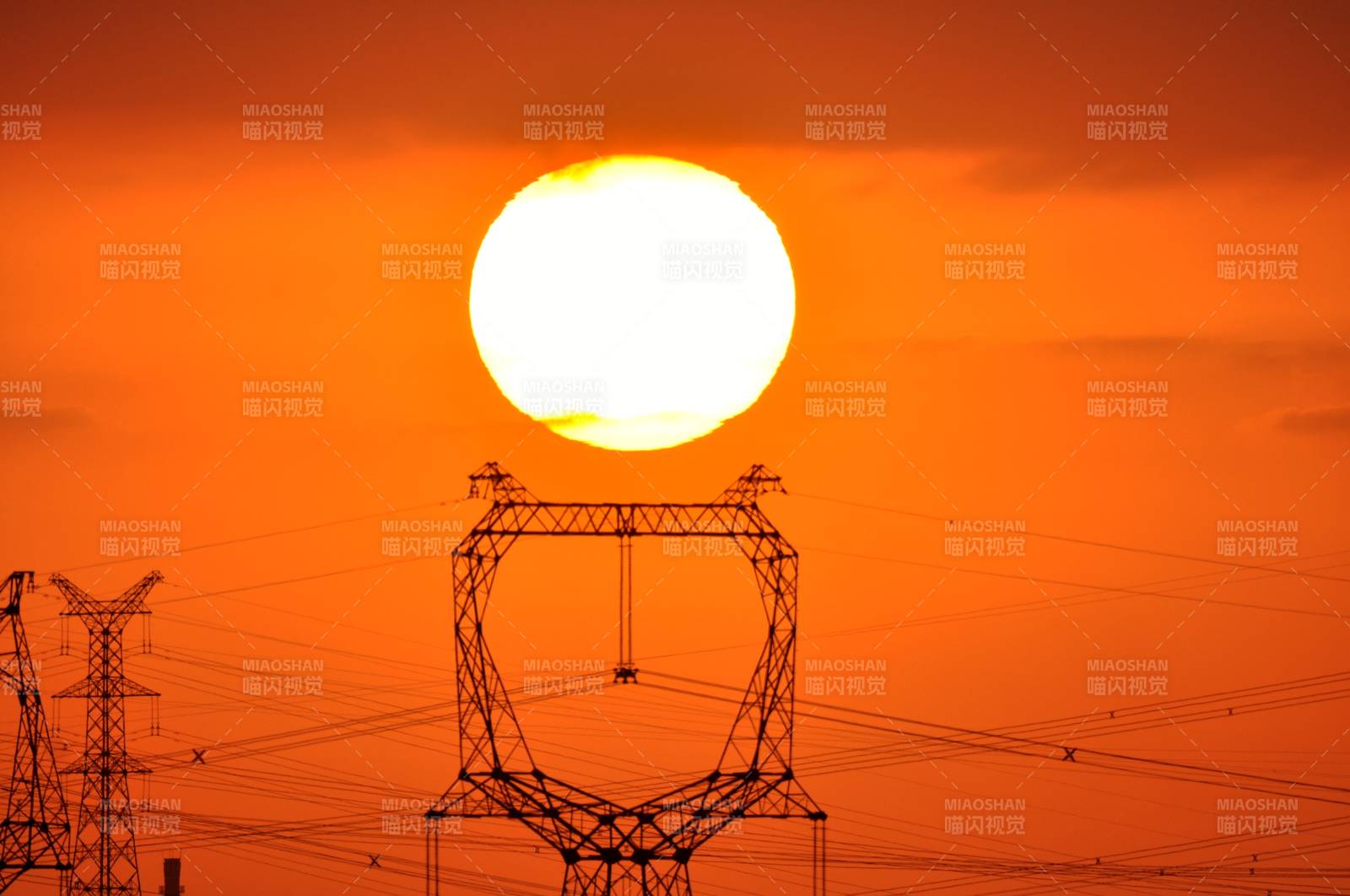 夕阳下的电力塔