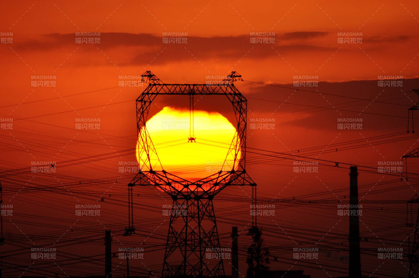 夕陽下的電力塔