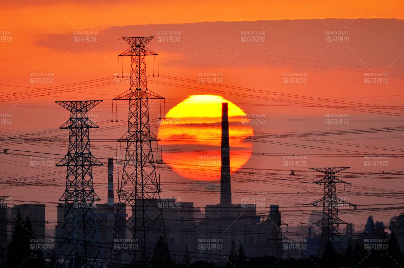 夕阳下的电力塔