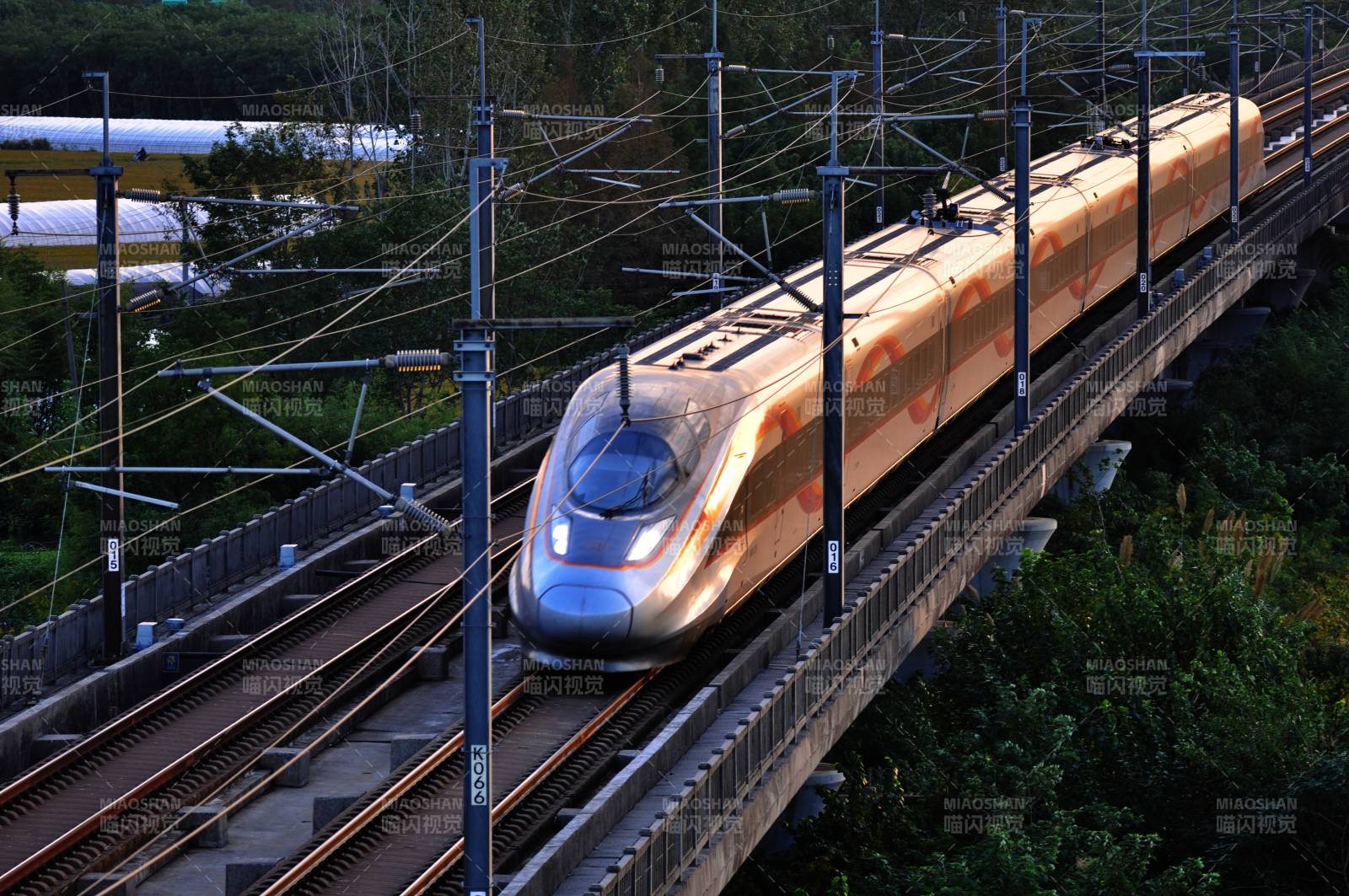 高速列车飞驰而过