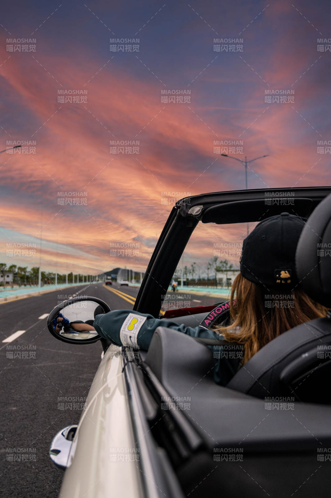 夕陽下的敞篷車旅