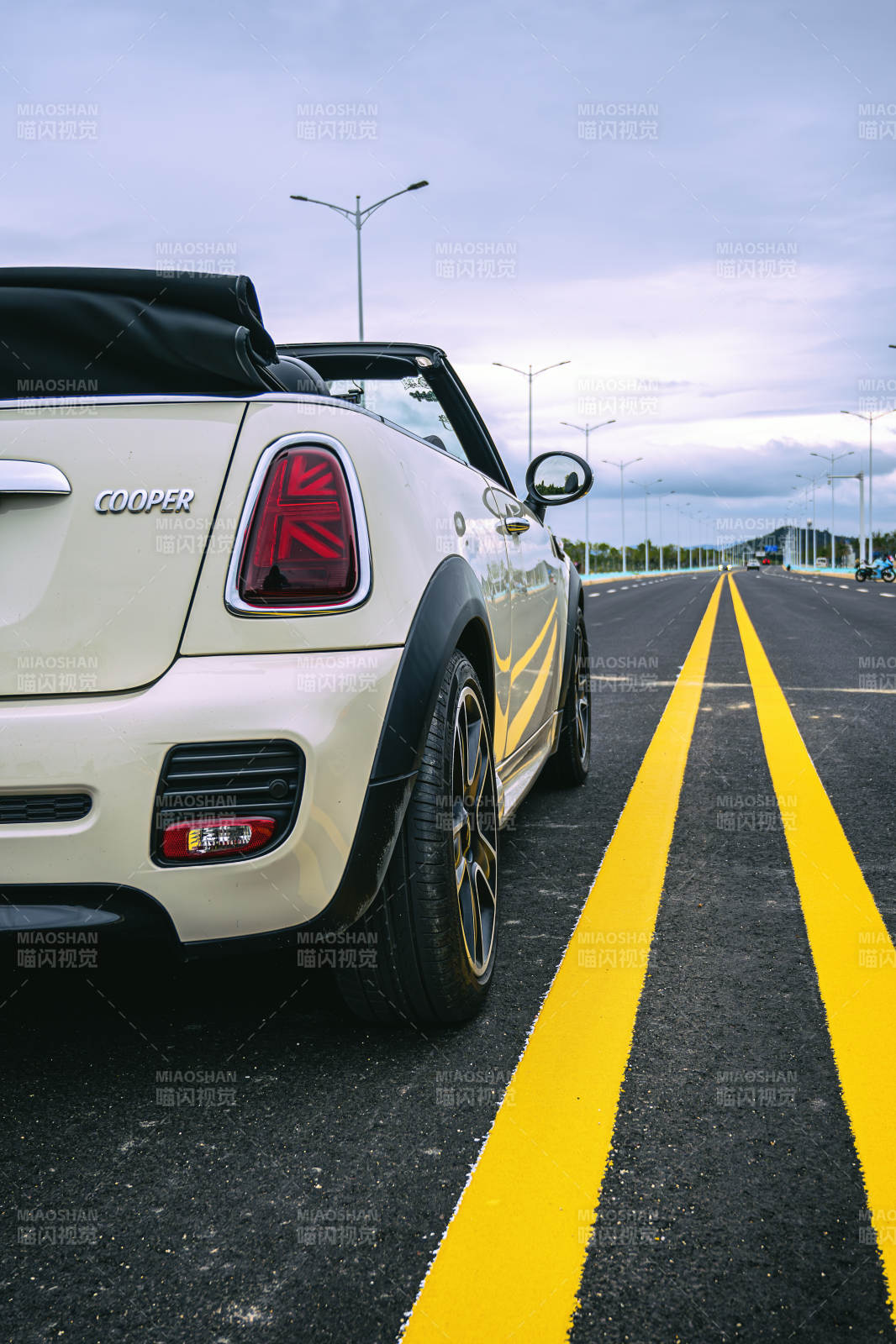 敞篷MINI馳騁公路