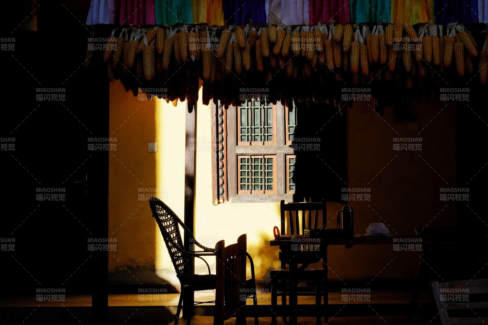 黄昏下的小屋角落