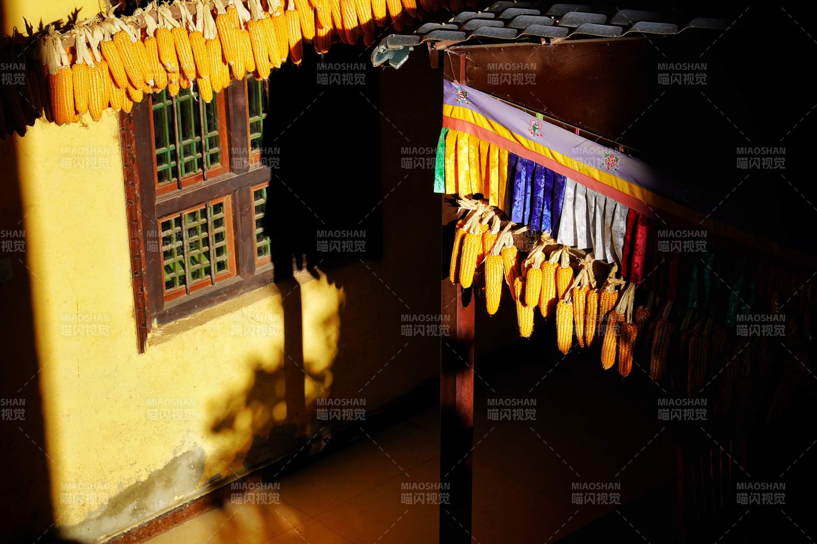 玉米屋檐下