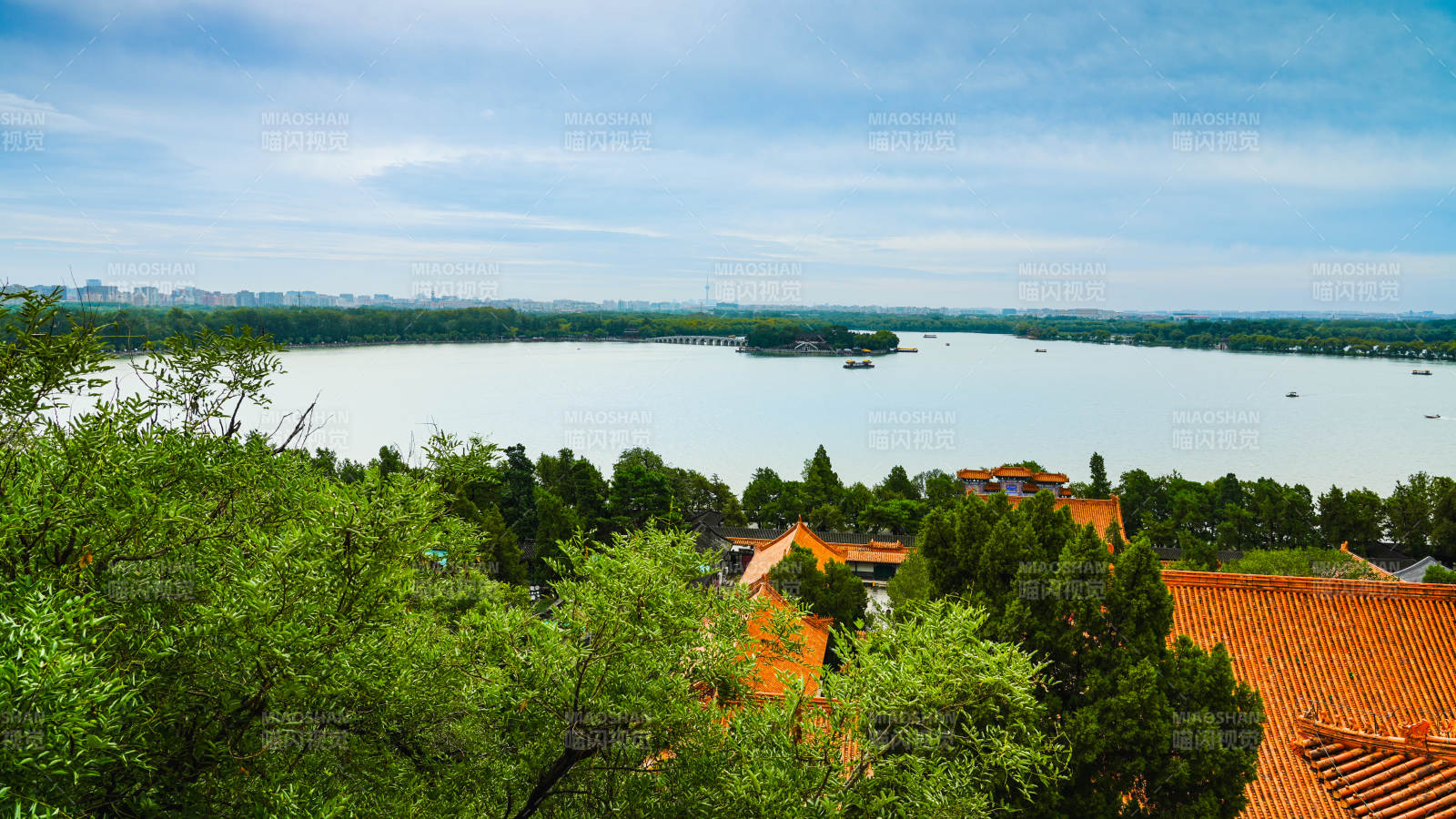 頤和園昆明湖湖光山色映古亭