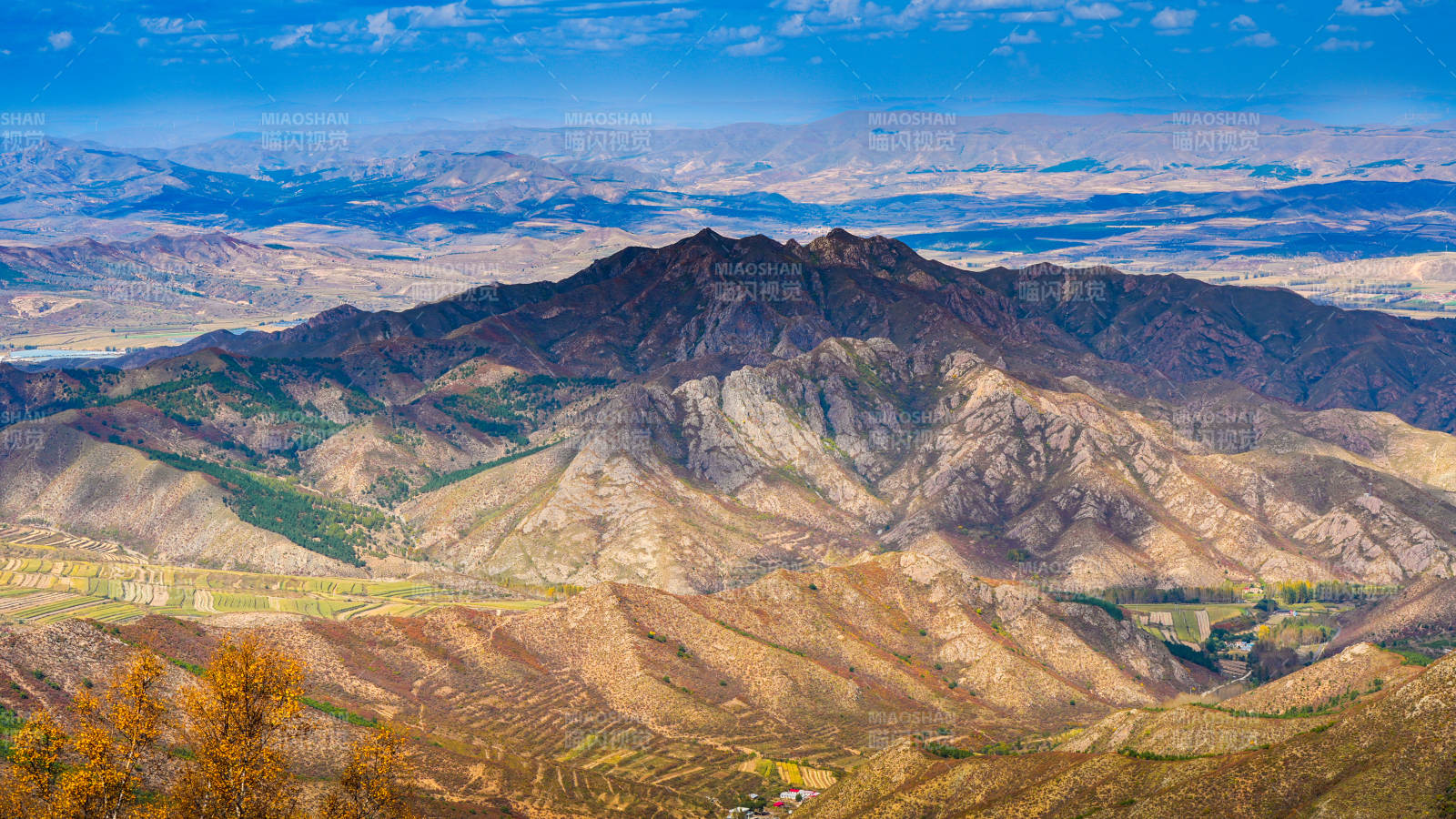 山巒疊嶂 秋色宜人