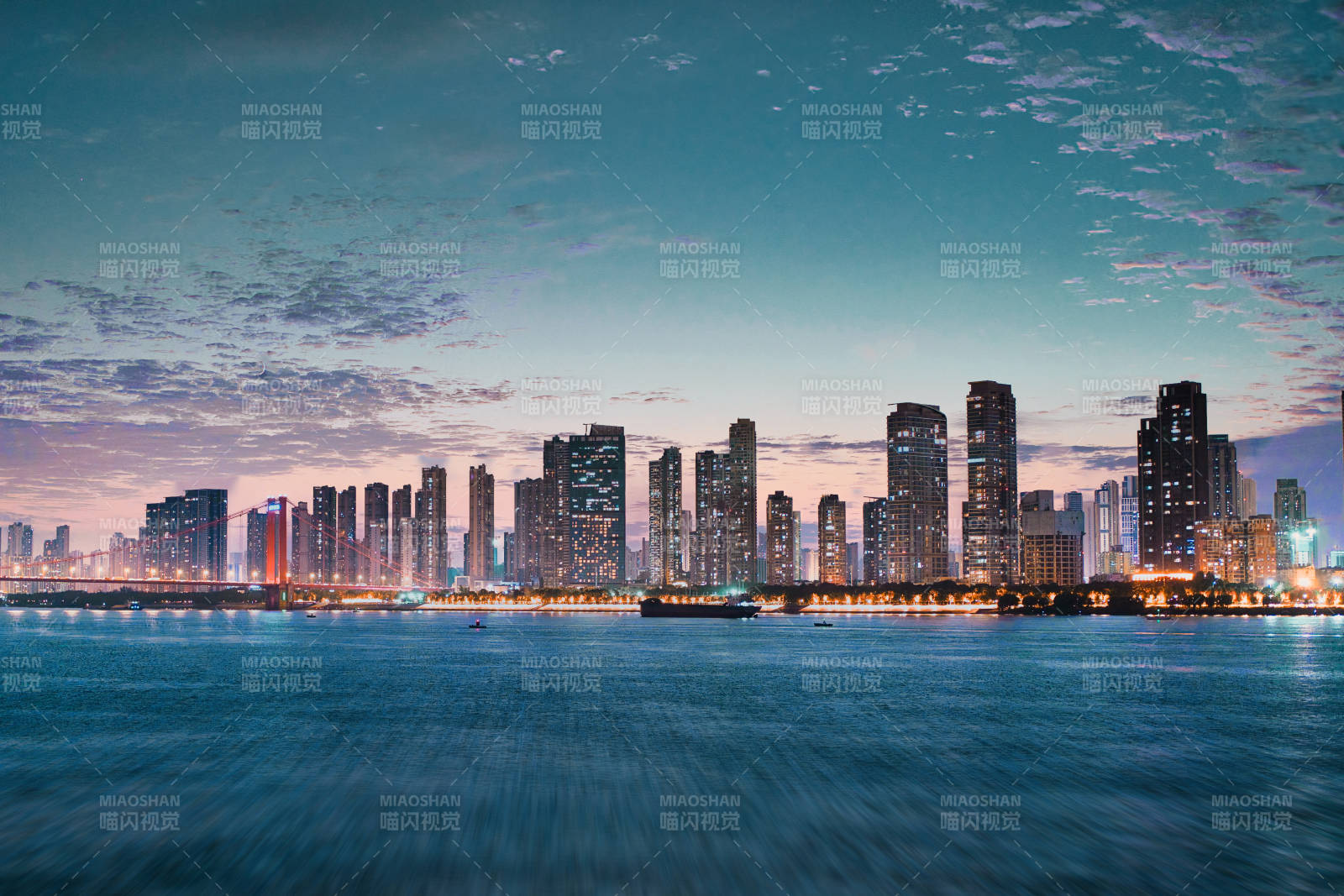 武漢城市夜景水天一色
