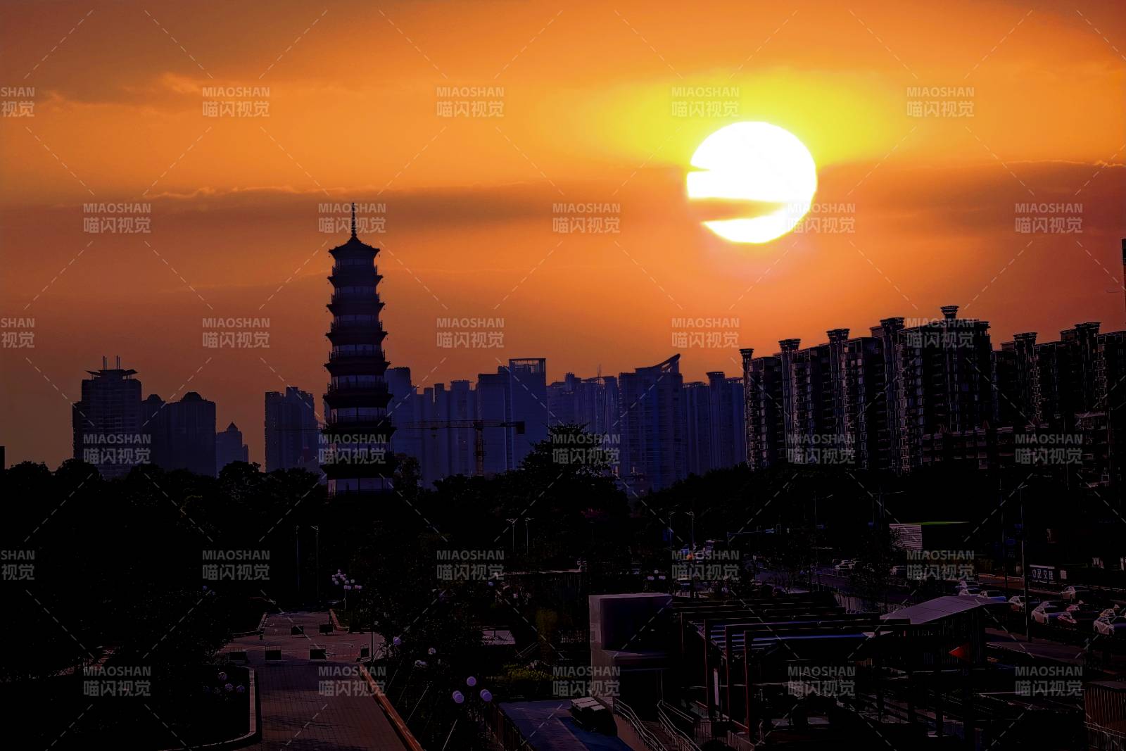 夕陽下的城市剪影