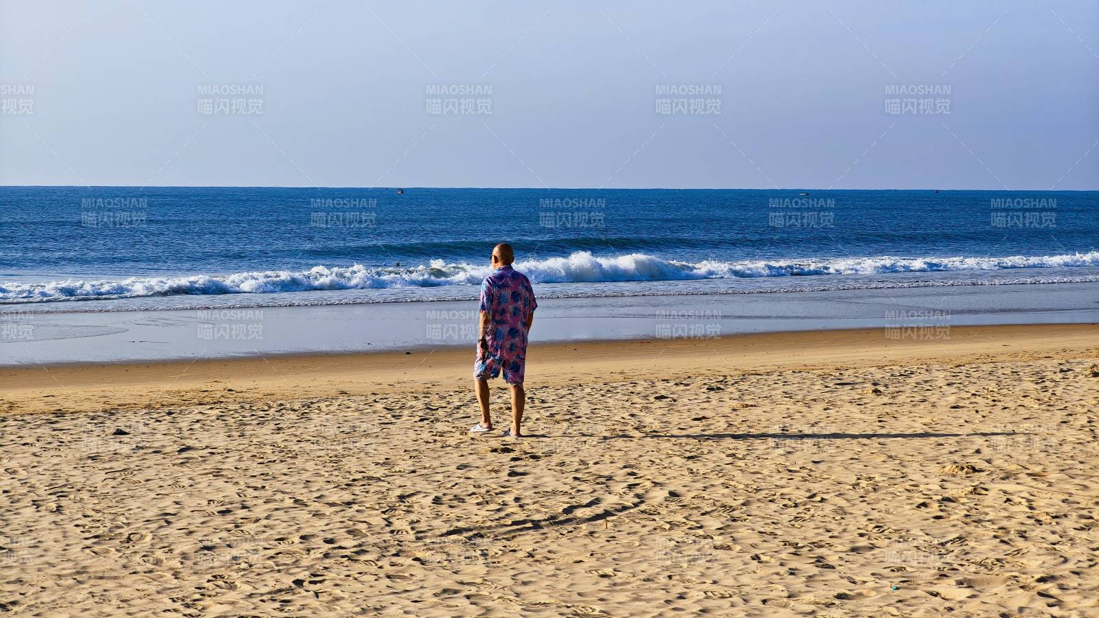 海南三亞沙灘上一個人走向南海