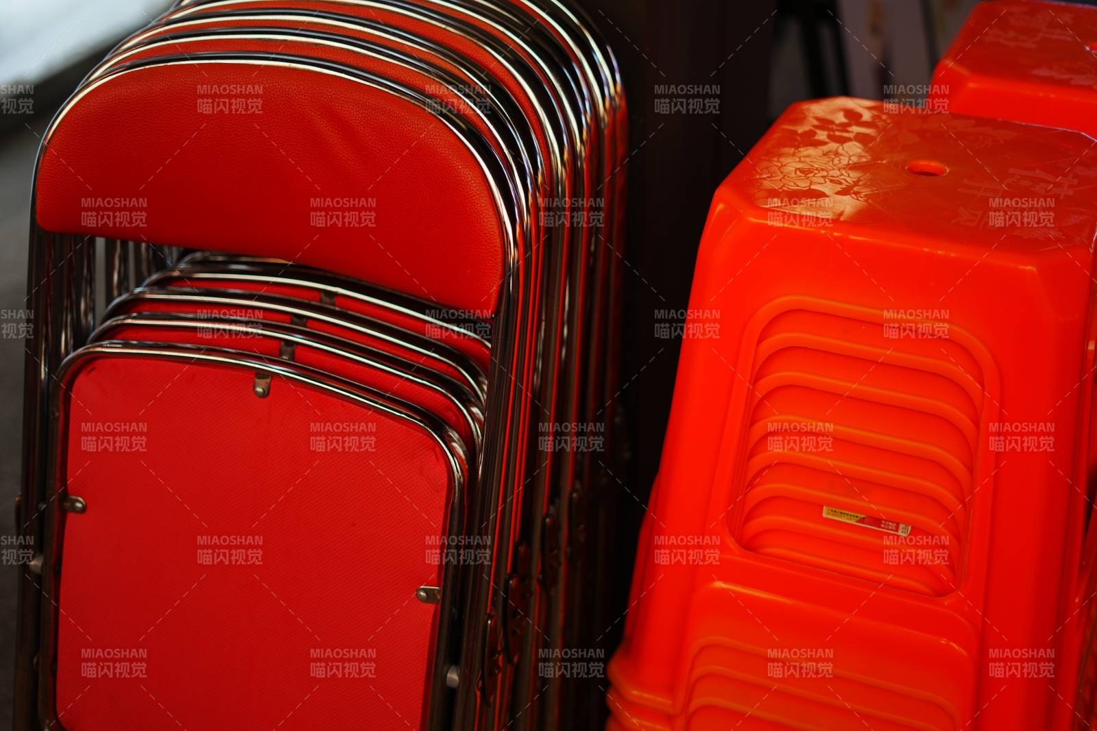 红色椅子与凳子堆叠