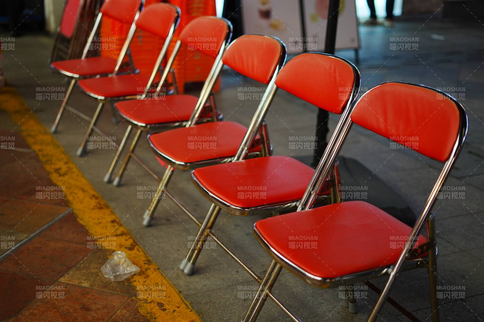紅色折疊椅排列整齊