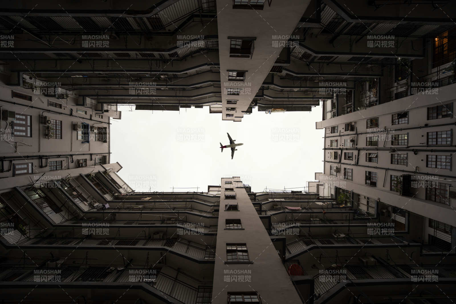 高樓夾縫中的飛機
