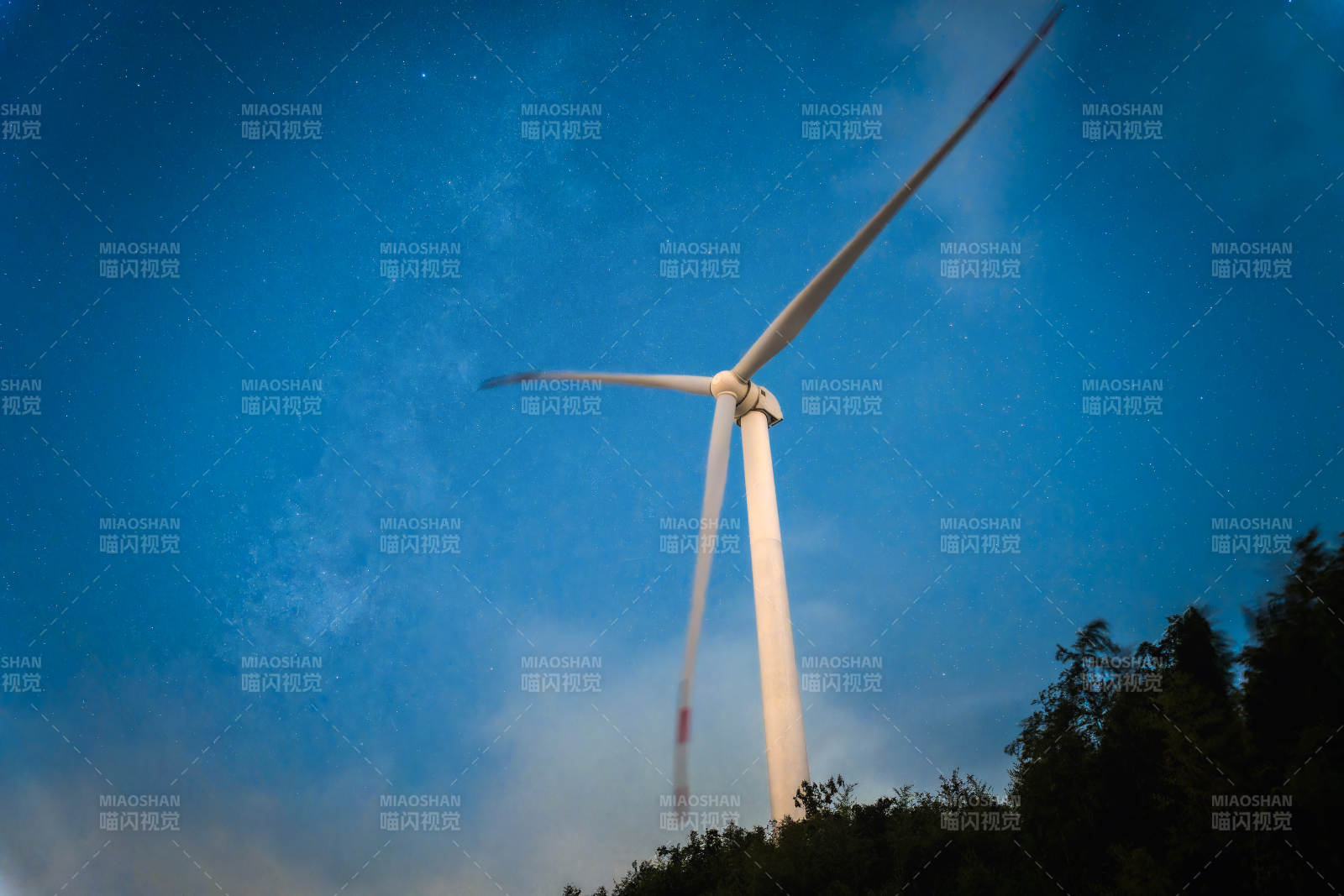 風(fēng)車夜空下