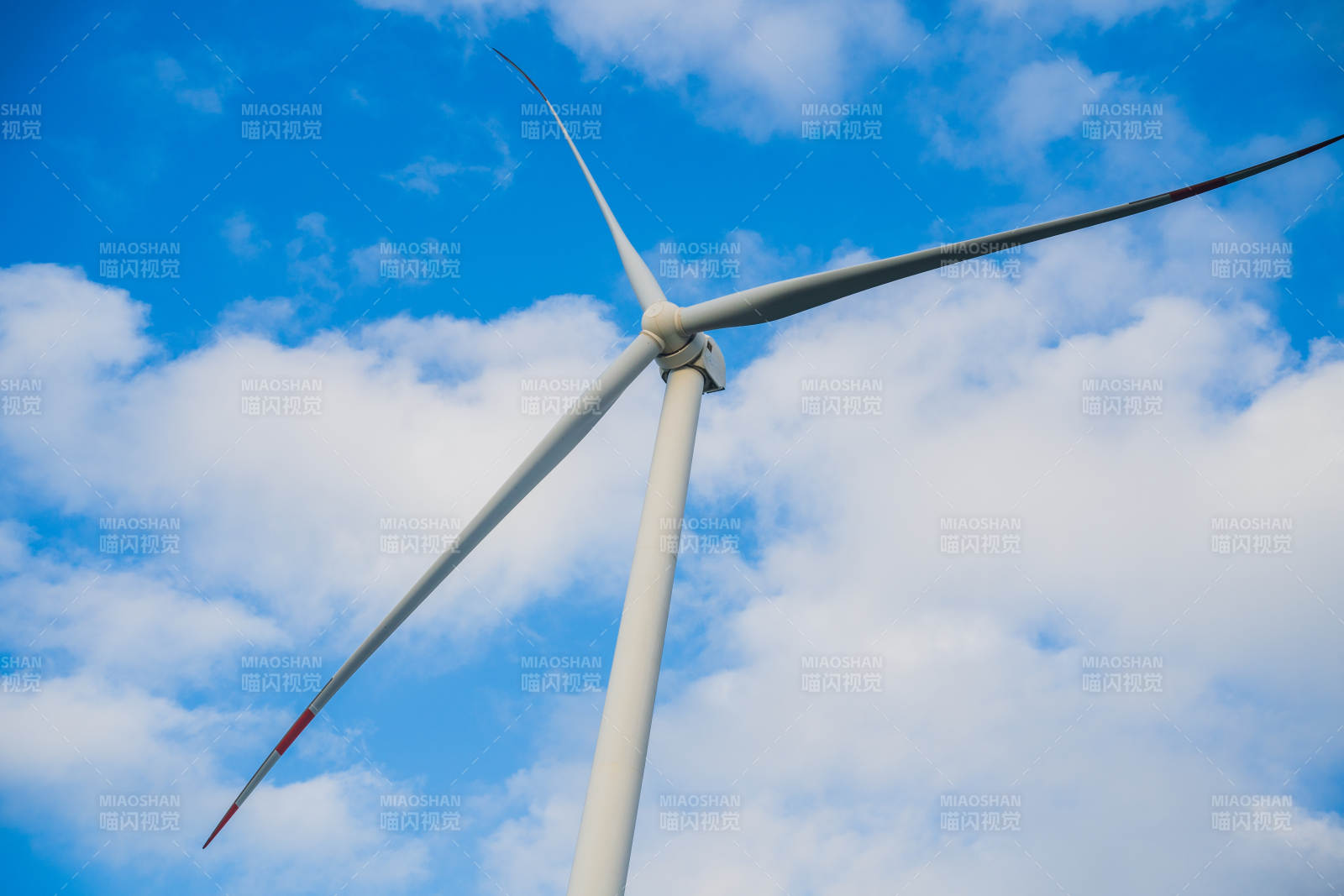 風(fēng)車藍(lán)天白云