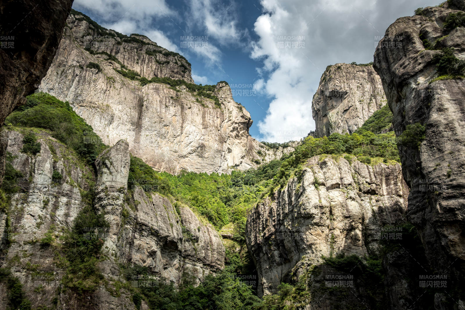 雁蕩山峽谷奇峰 綠意盎然
