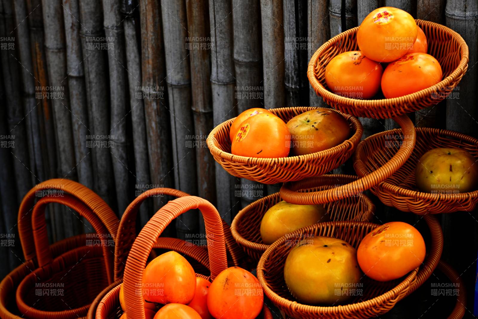 橙黃柿子籃中盛