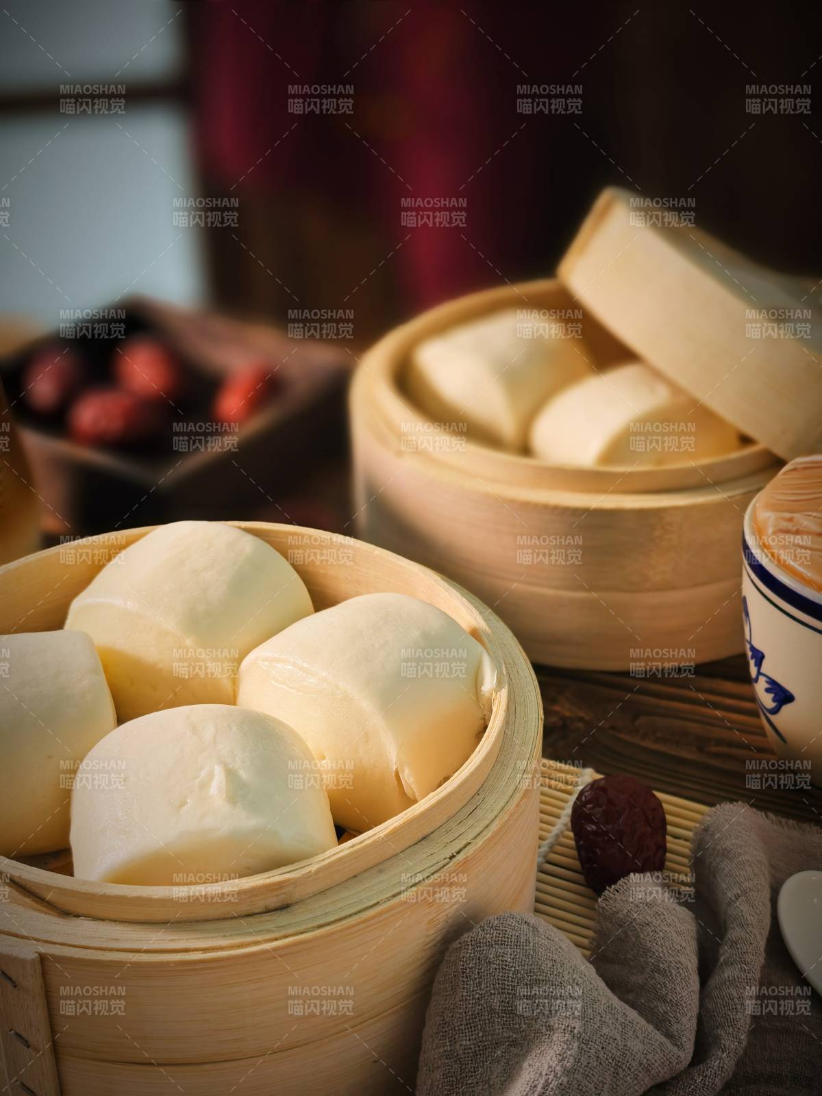 蒸籠里的白饅頭