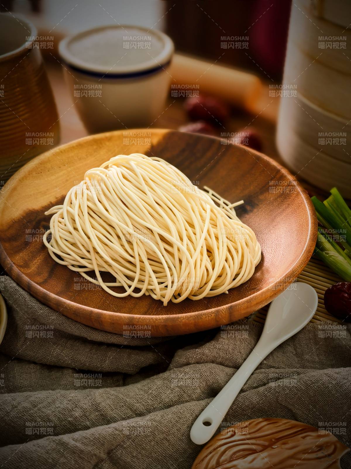 木盤面條靜物圖