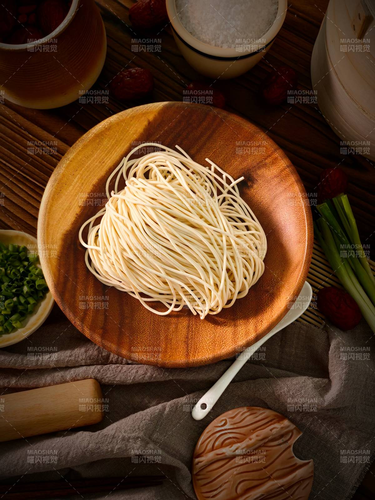 木盤面條靜物圖