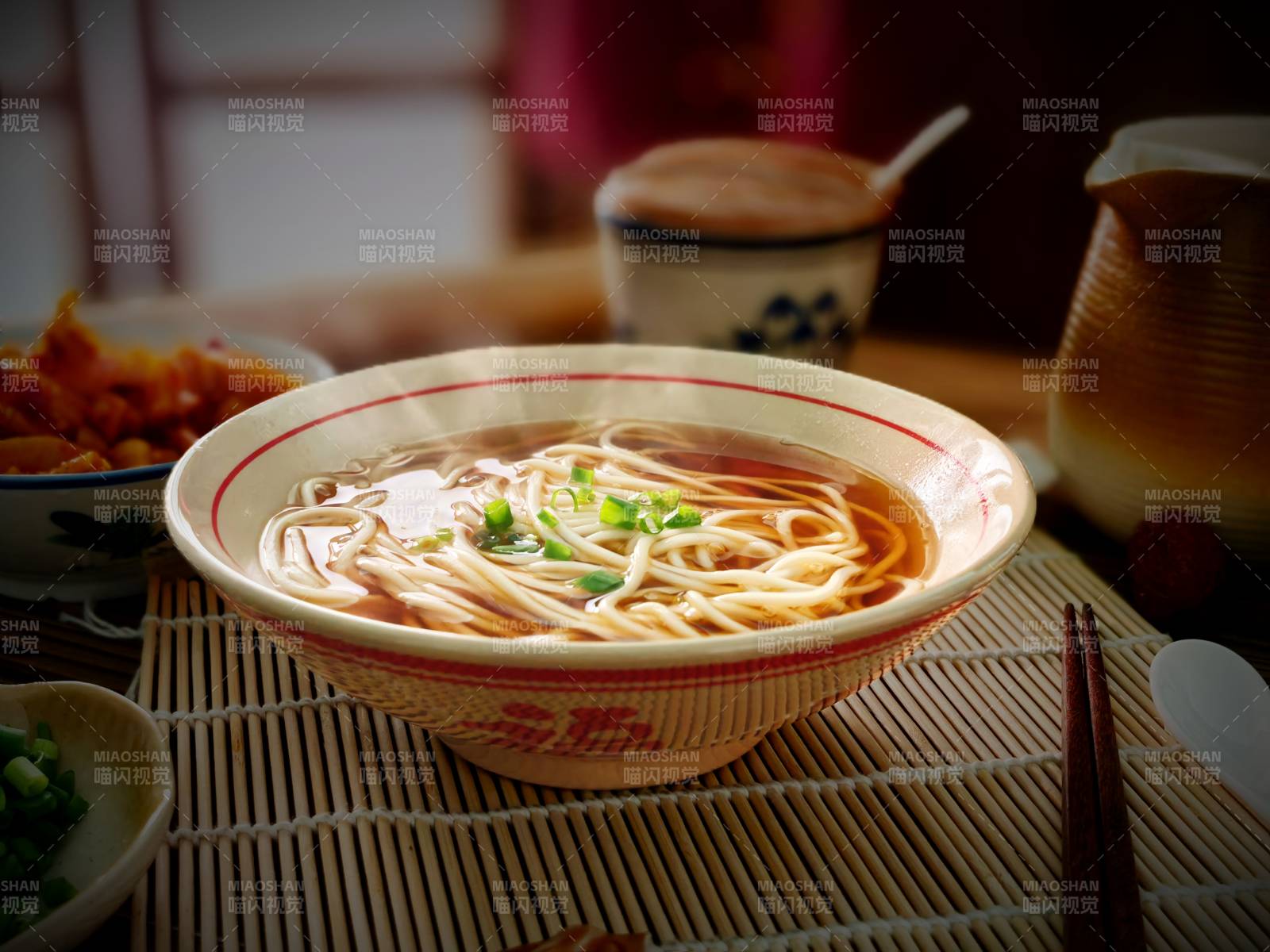 热腾腾的拉面碗