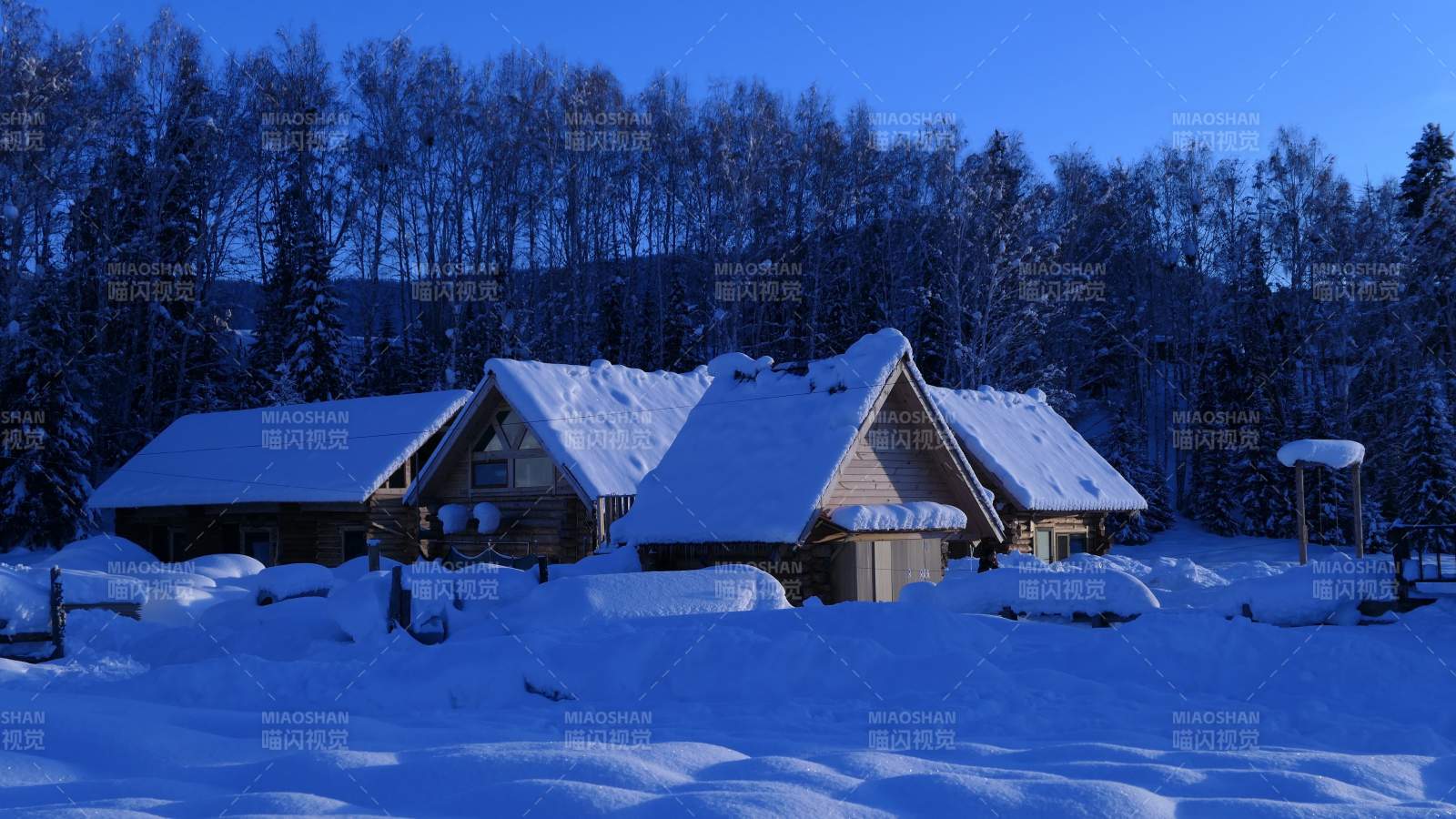 雪夜木屋靜謐景