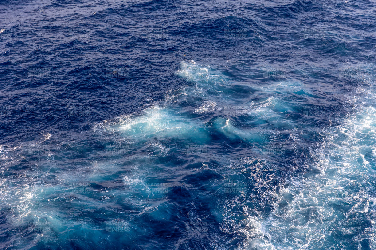 碧海波濤翻涌