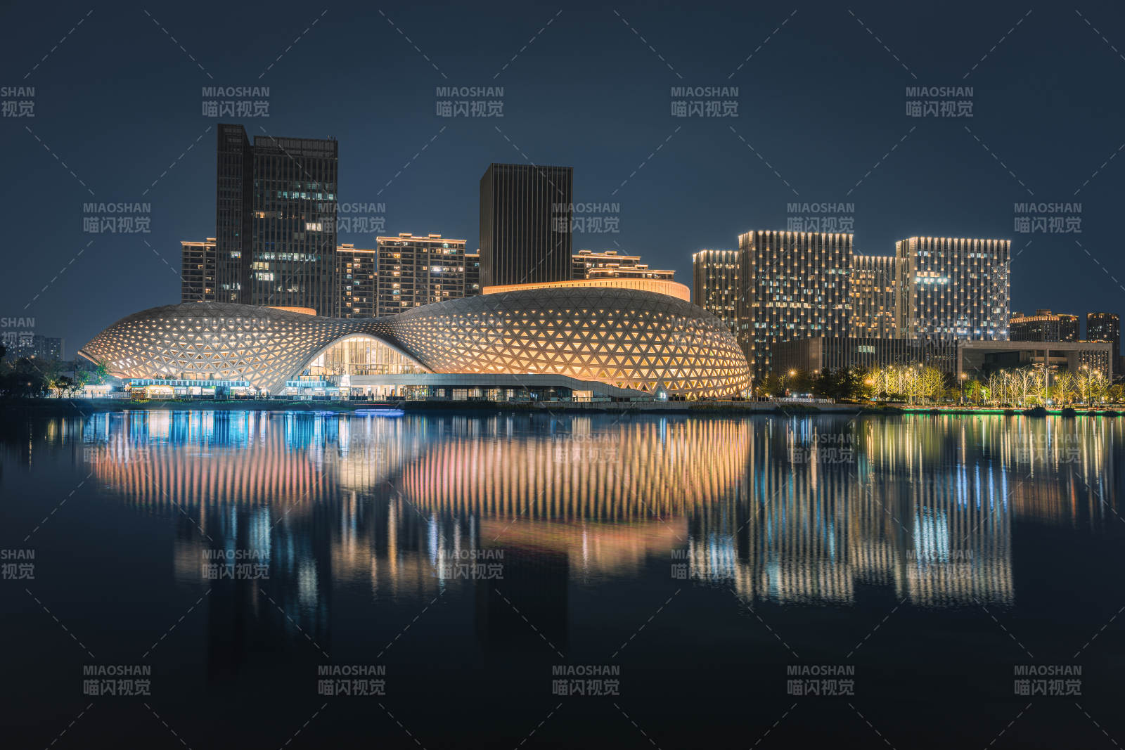 金沙湖大劇院 夜幕下的城市倒影