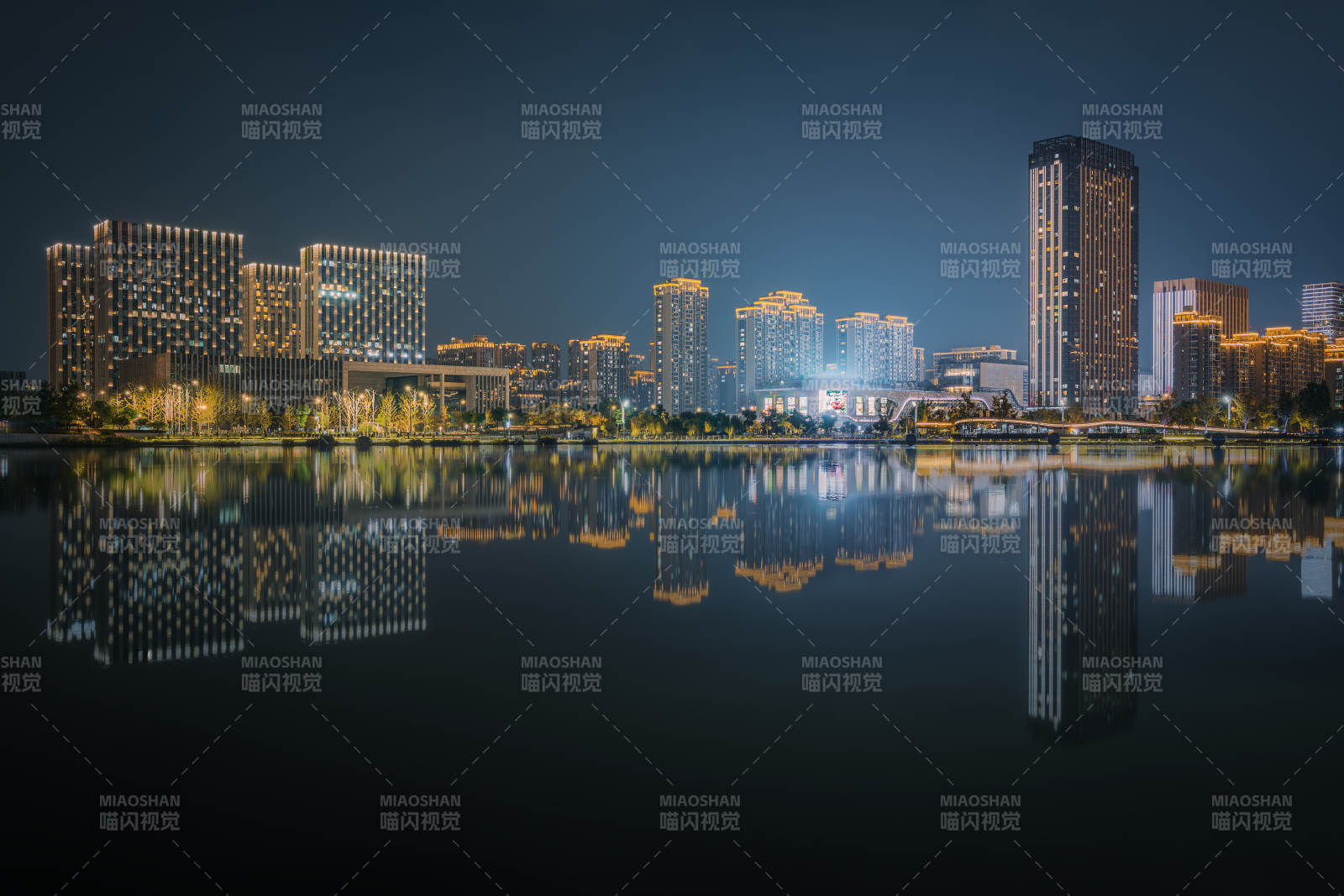 金沙湖夜幕下的城市倒影