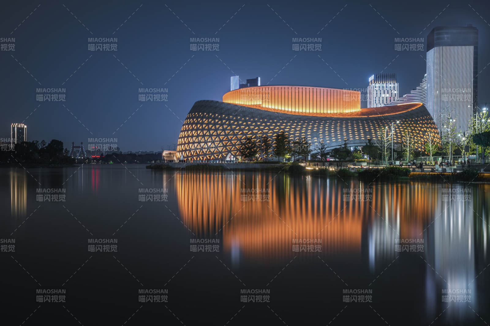 金沙湖大劇院夜色中的現(xiàn)代建筑