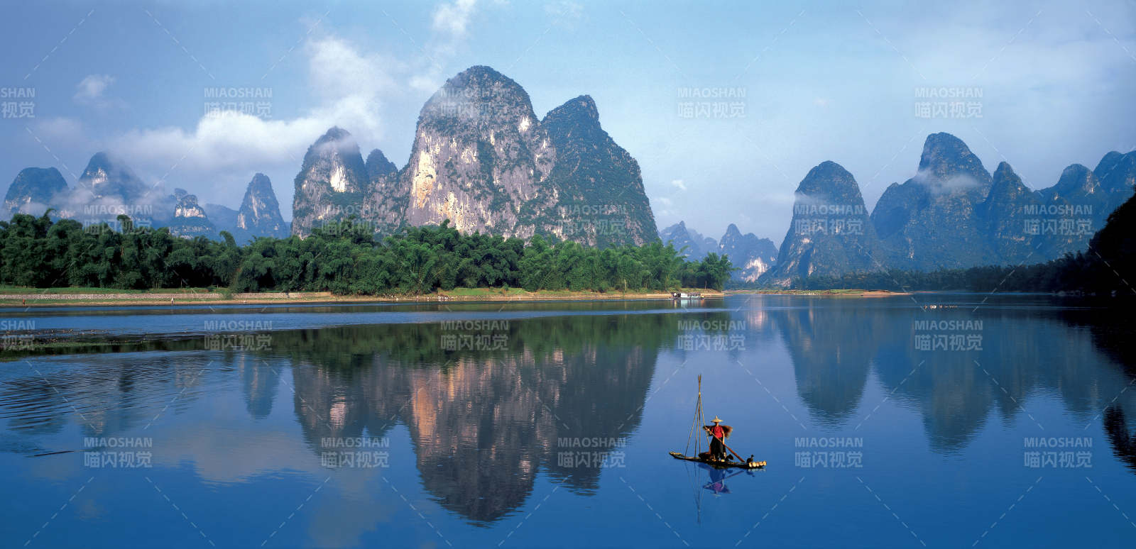 山水倒影 渔舟轻荡  桂林山水